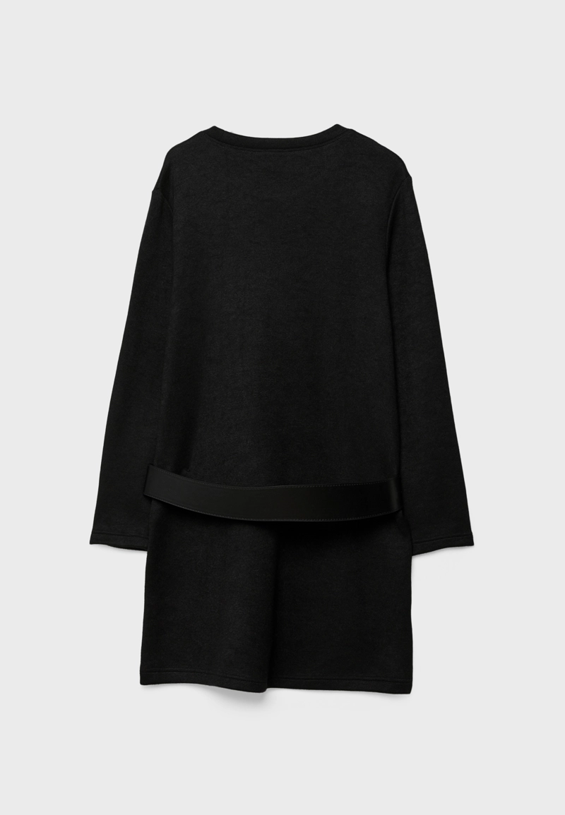 Короткое трикотажное платье с поясом