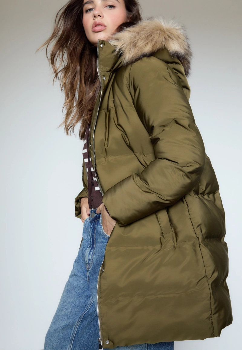 Утепленное пальто с капюшоном и мехом