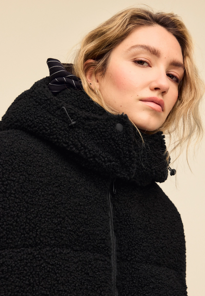 Стеганое комбинированное пальто с отделкой под овчину