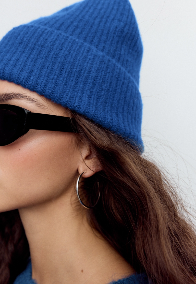 Шапка в рубчик с нашивкой