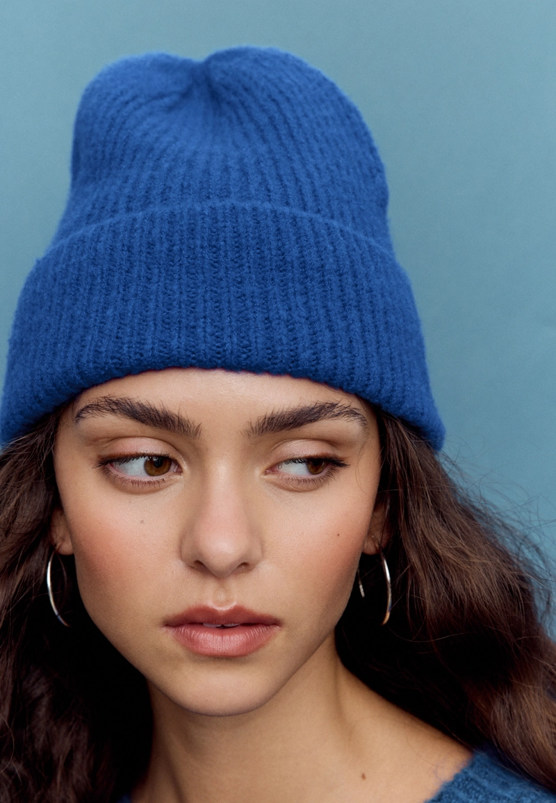 Шапка в рубчик с нашивкой