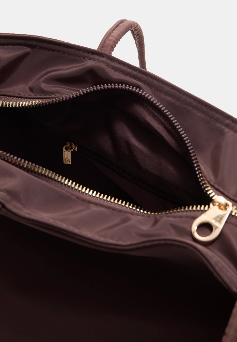 Вязаная сумка-шопер с брелоком