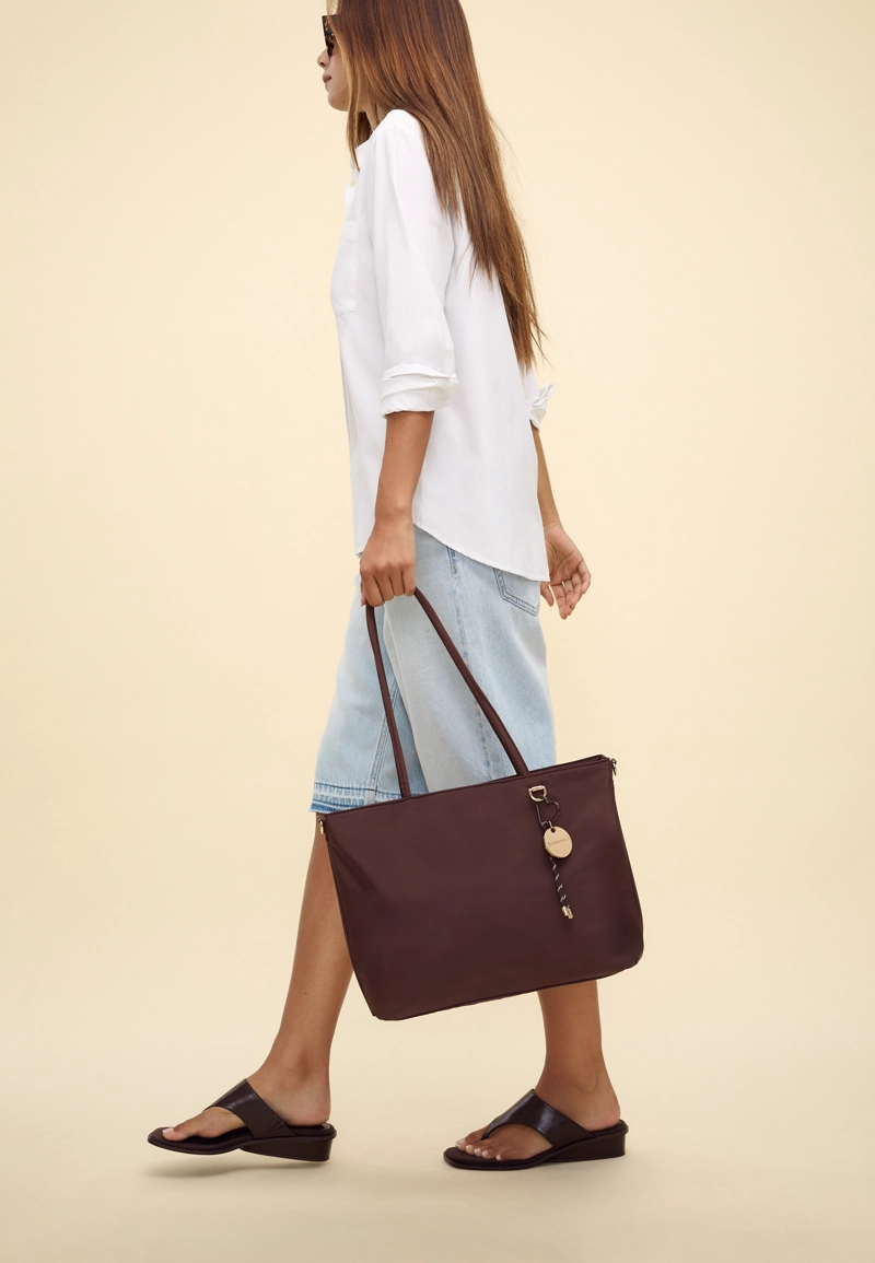 Вязаная сумка-шопер с брелоком