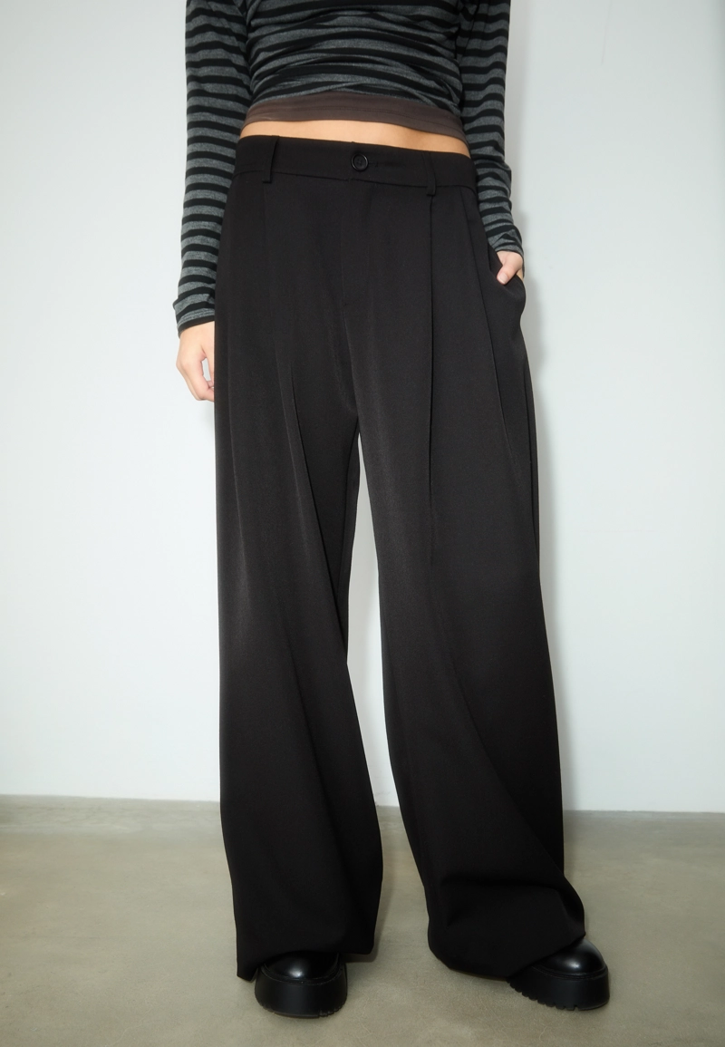 Классические брюки свободного кроя с защипами