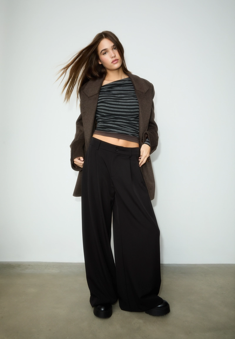 Классические брюки свободного кроя с защипами