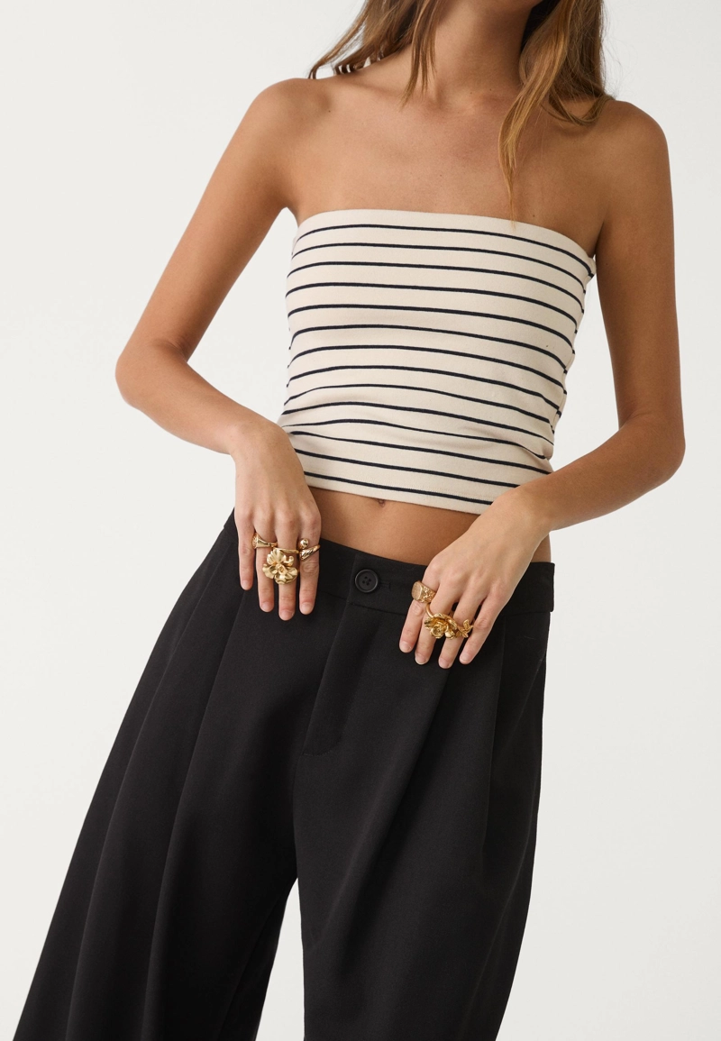 Классические брюки свободного кроя с защипами