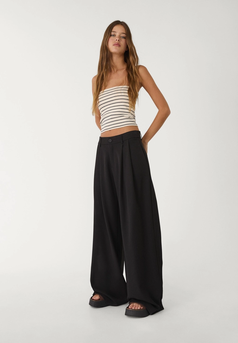 Классические брюки свободного кроя с защипами