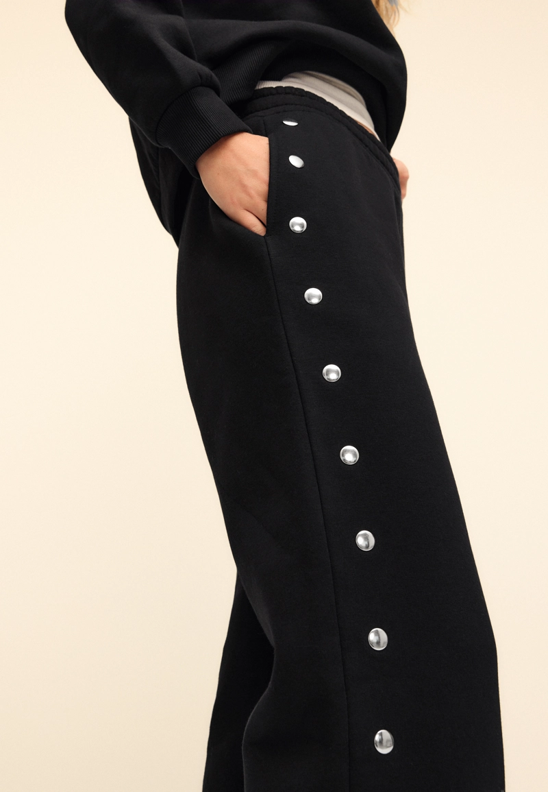 Брюки-джоггеры с заклепками