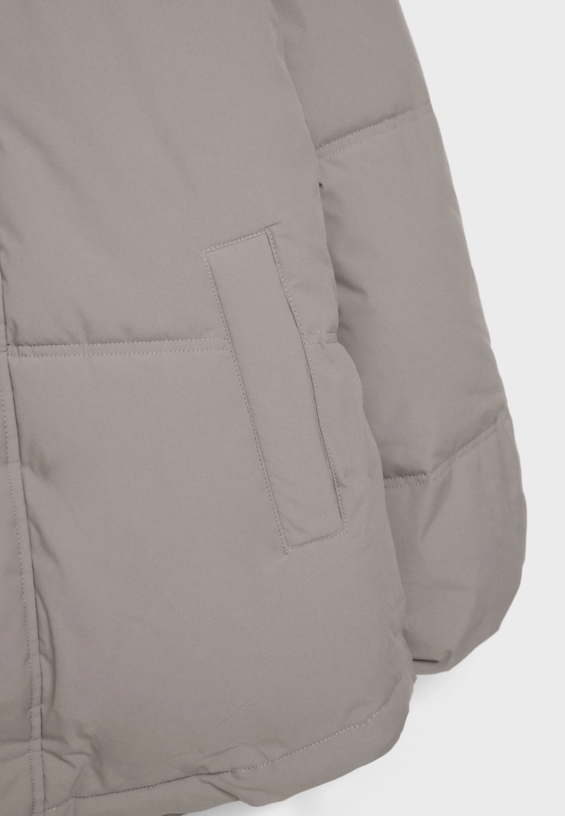 Объемная стеганая куртка с капюшоном