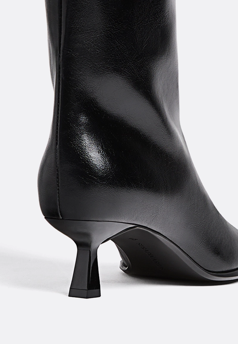 Сапоги на среднем тонком каблуке