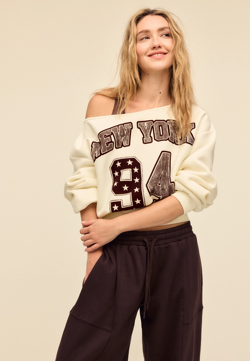 Толстовка с вырезом «лодочка» и принтом