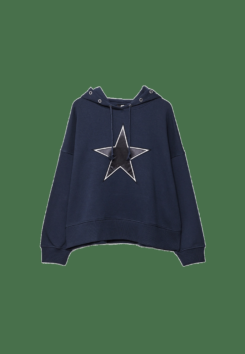 Толстовка со звездой на капюшоне