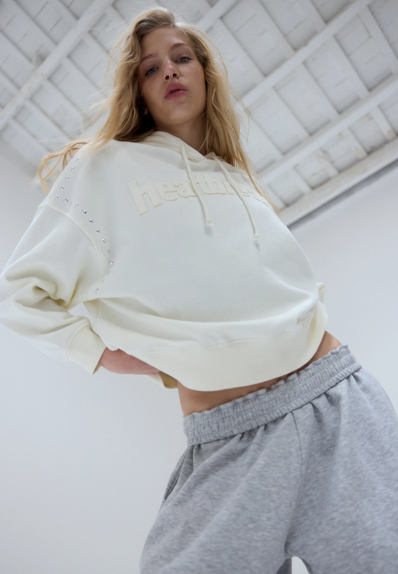 Толстовка с капюшоном, вышивкой и заклепками