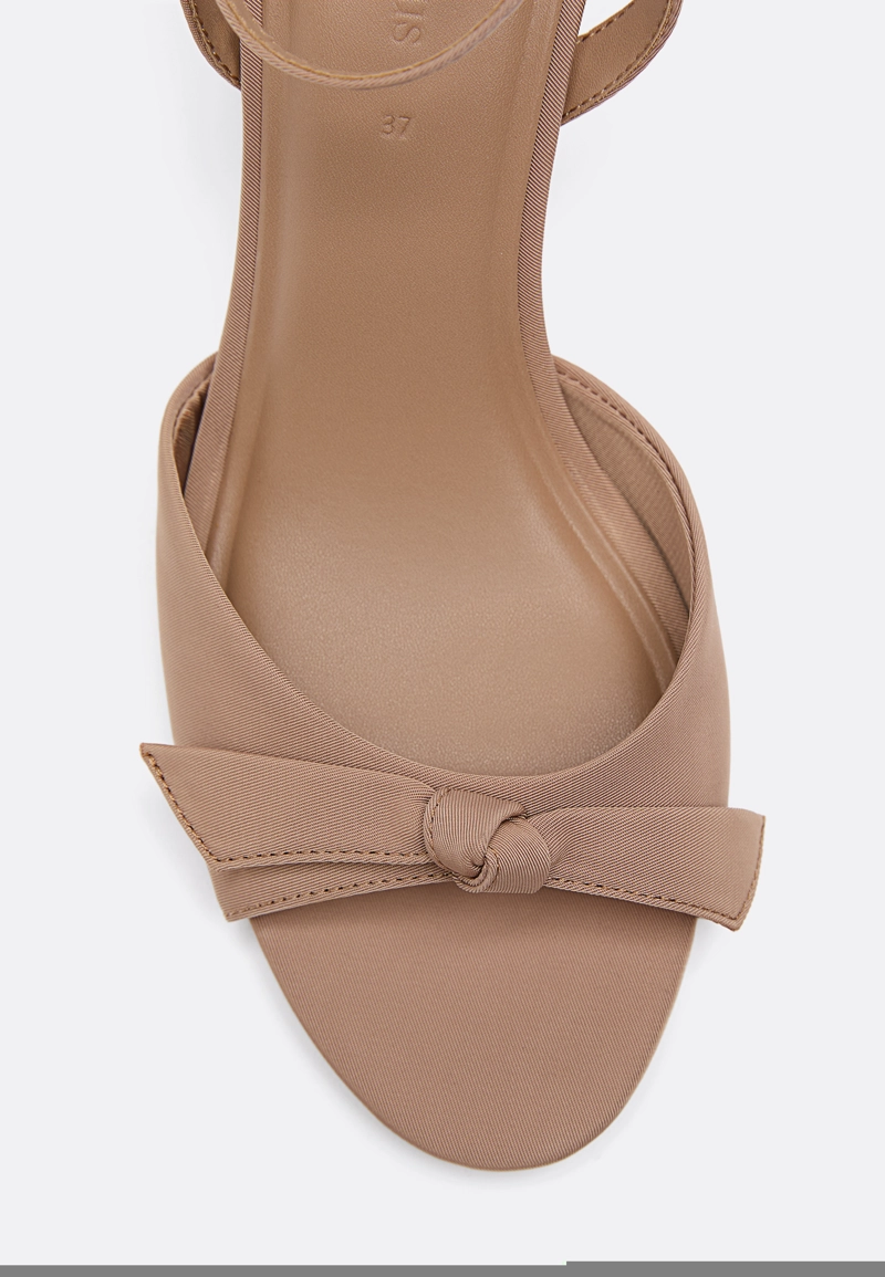 Босоножки на каблуке с бантом