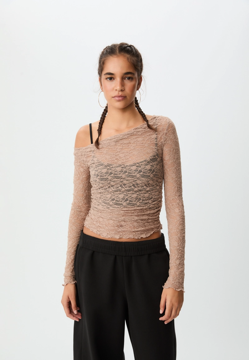 Футболка с драпировкой и кружевом