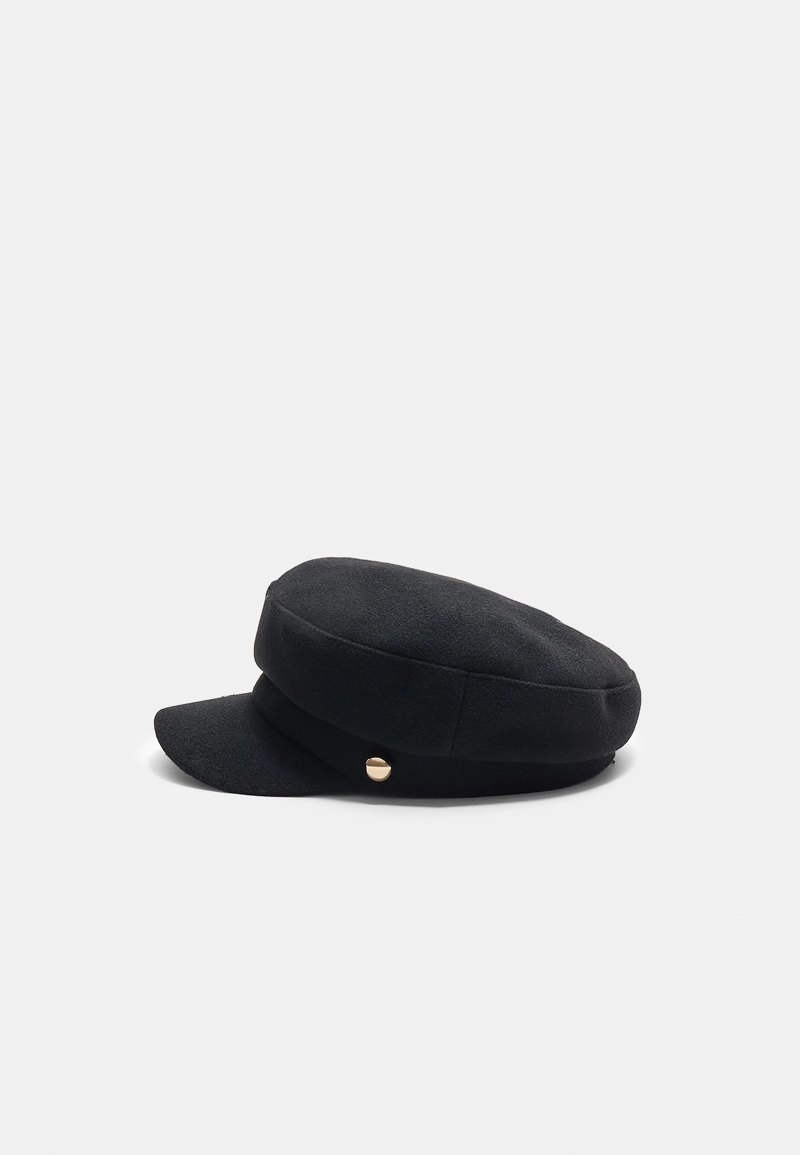 Кепка с заклепками