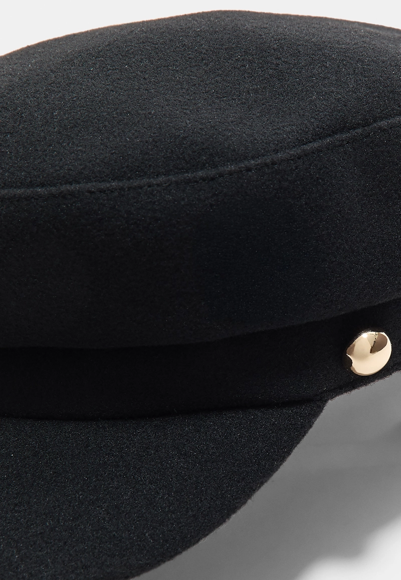 Кепка с заклепками