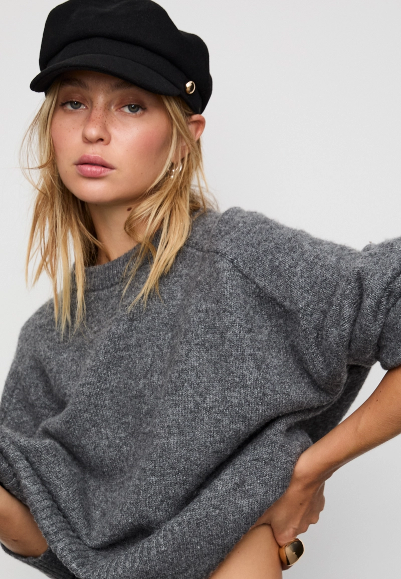 Кепка с заклепками