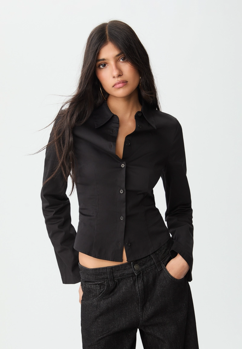 Приталенная рубашка с плавными рукавами