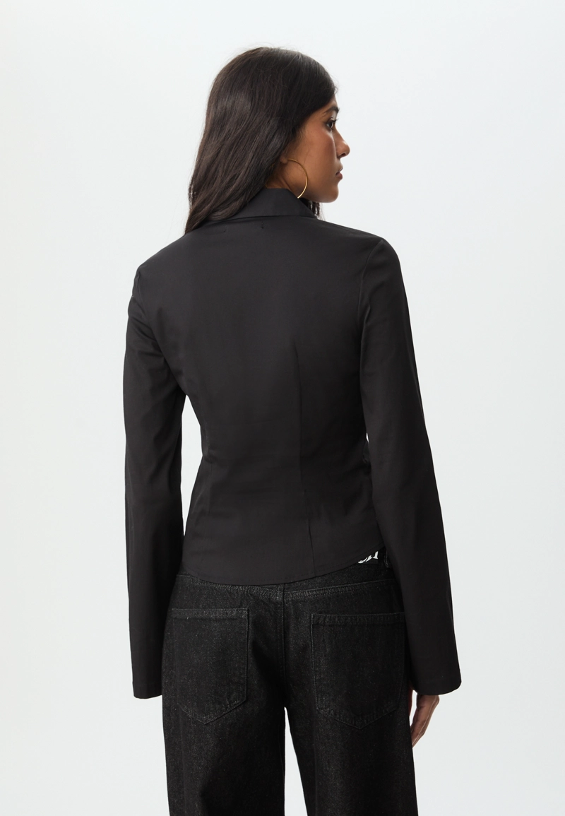 Приталенная рубашка с плавными рукавами