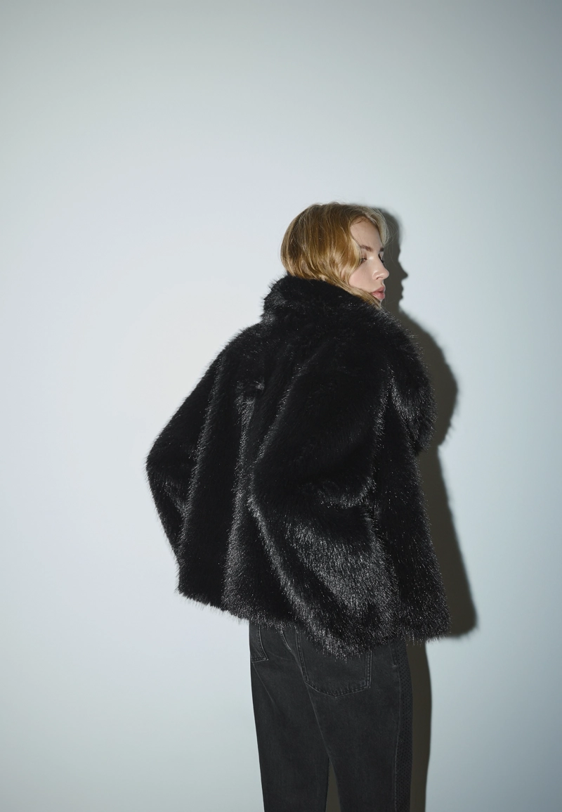 Короткая куртка из искусственного меха