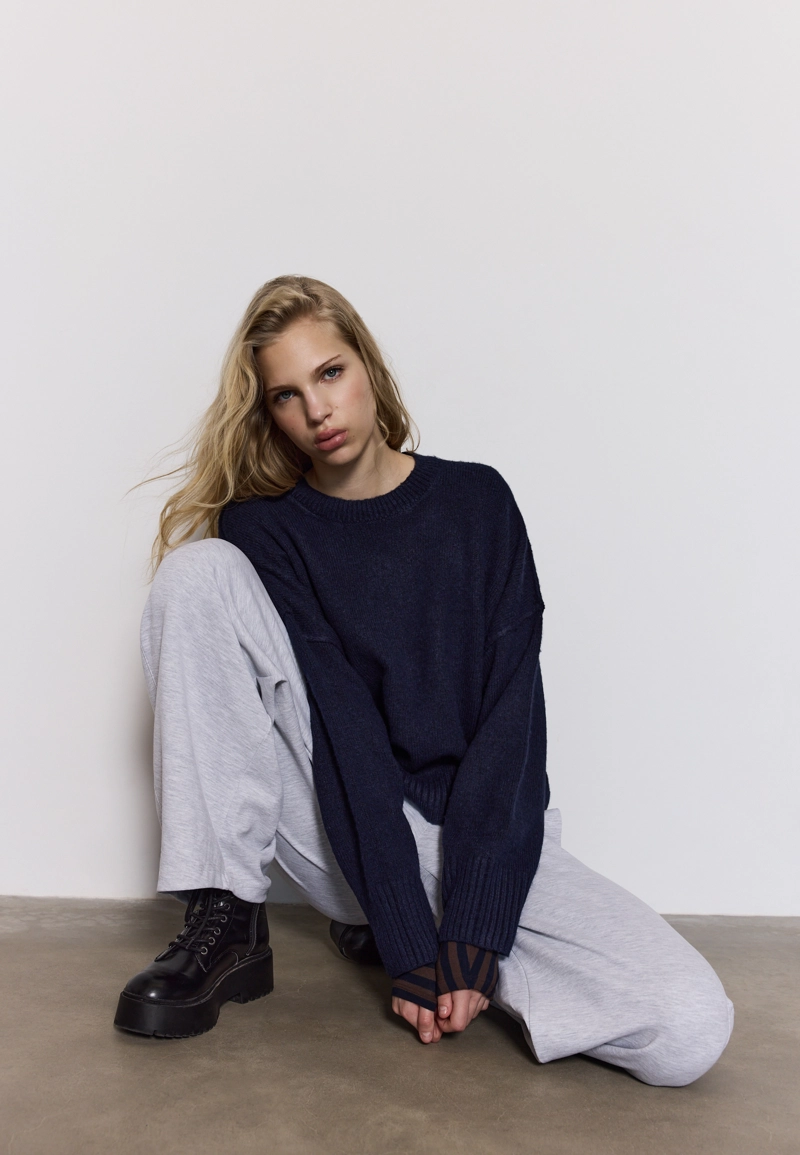 Вязаный свитер с круглым вырезом