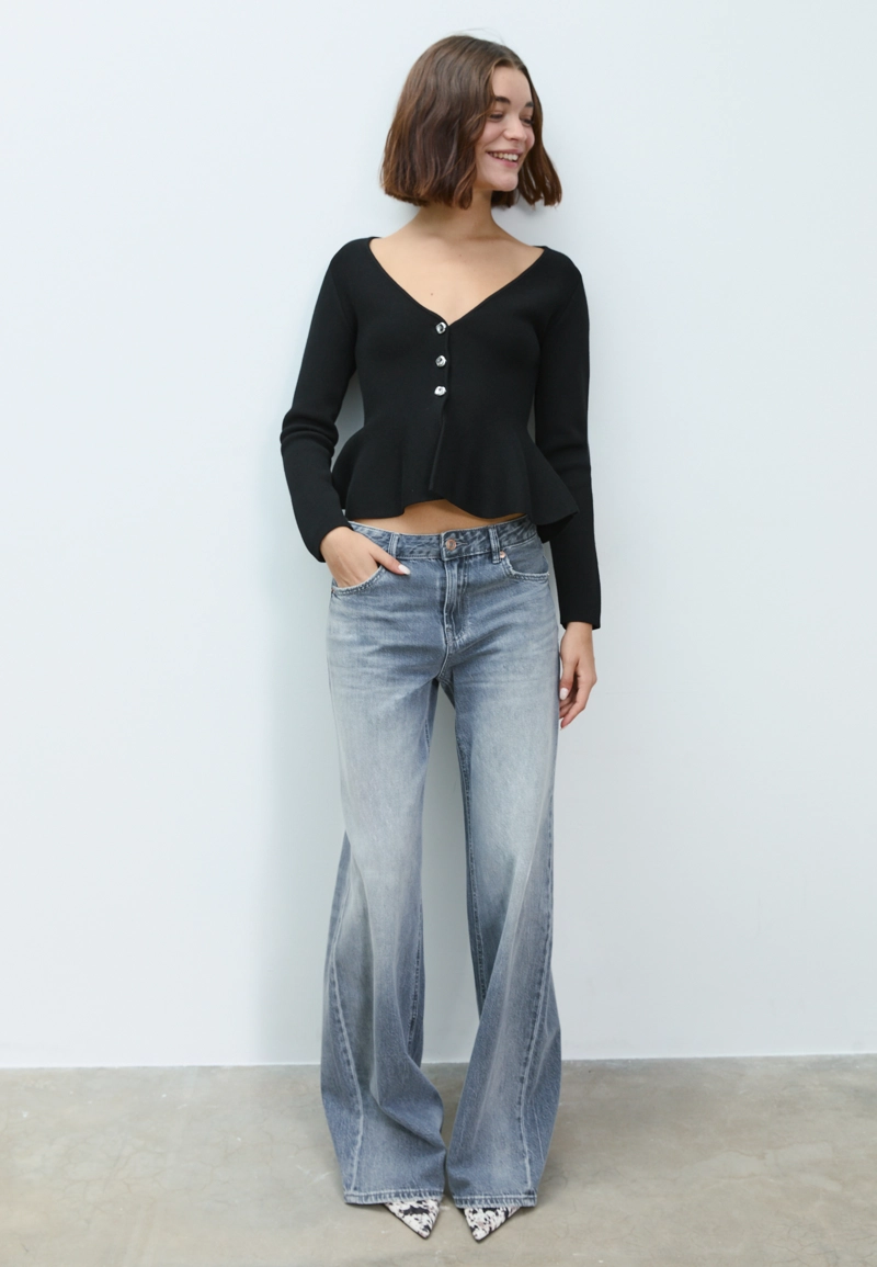 Трикотажный жакет с баской и пуговицами