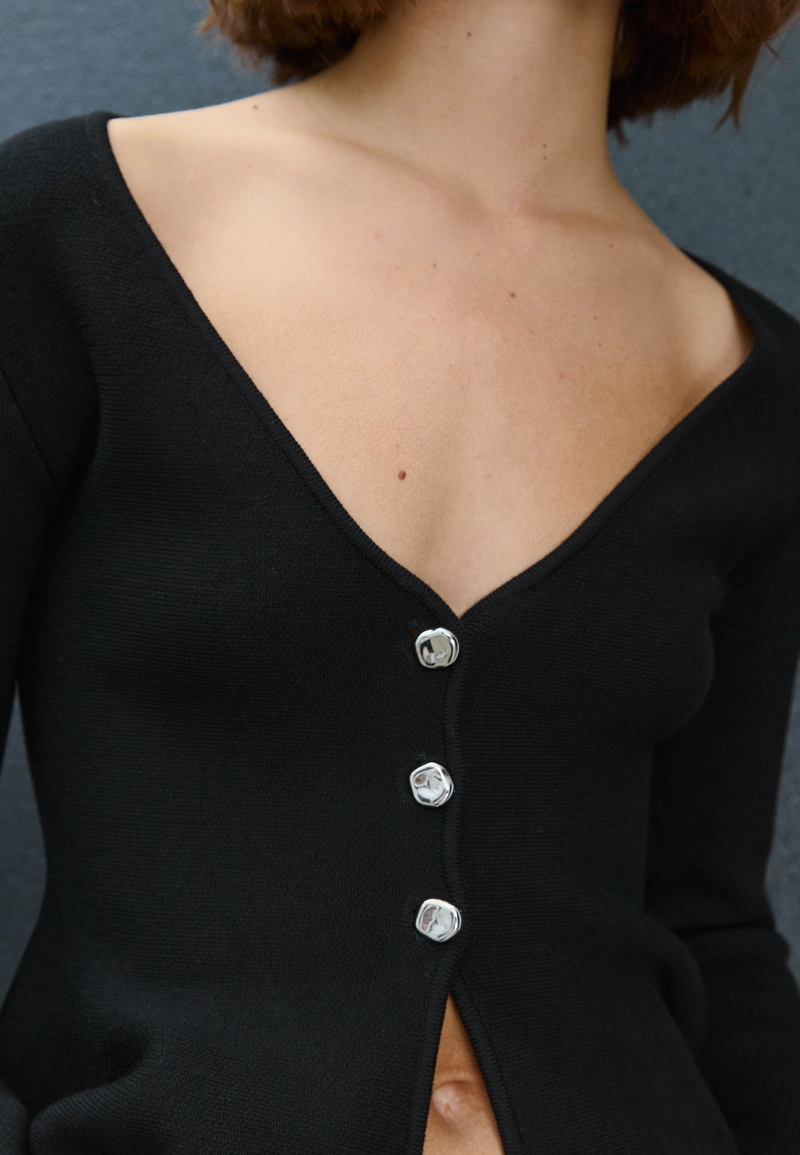 Трикотажный жакет с баской и пуговицами