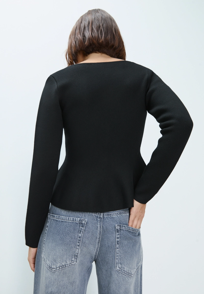 Трикотажный жакет с баской и пуговицами