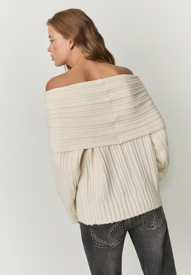 Асимметричный свитер в рубчик с открытыми плечами