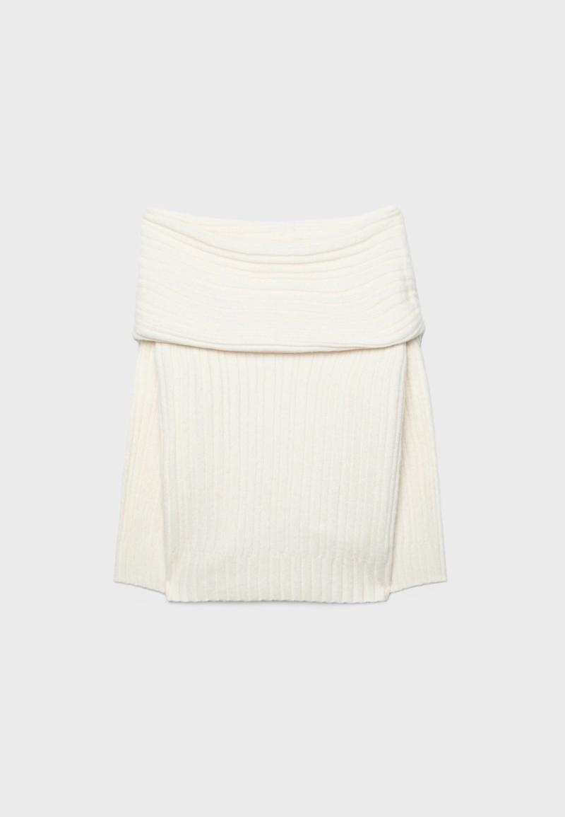 Асимметричный свитер в рубчик с открытыми плечами