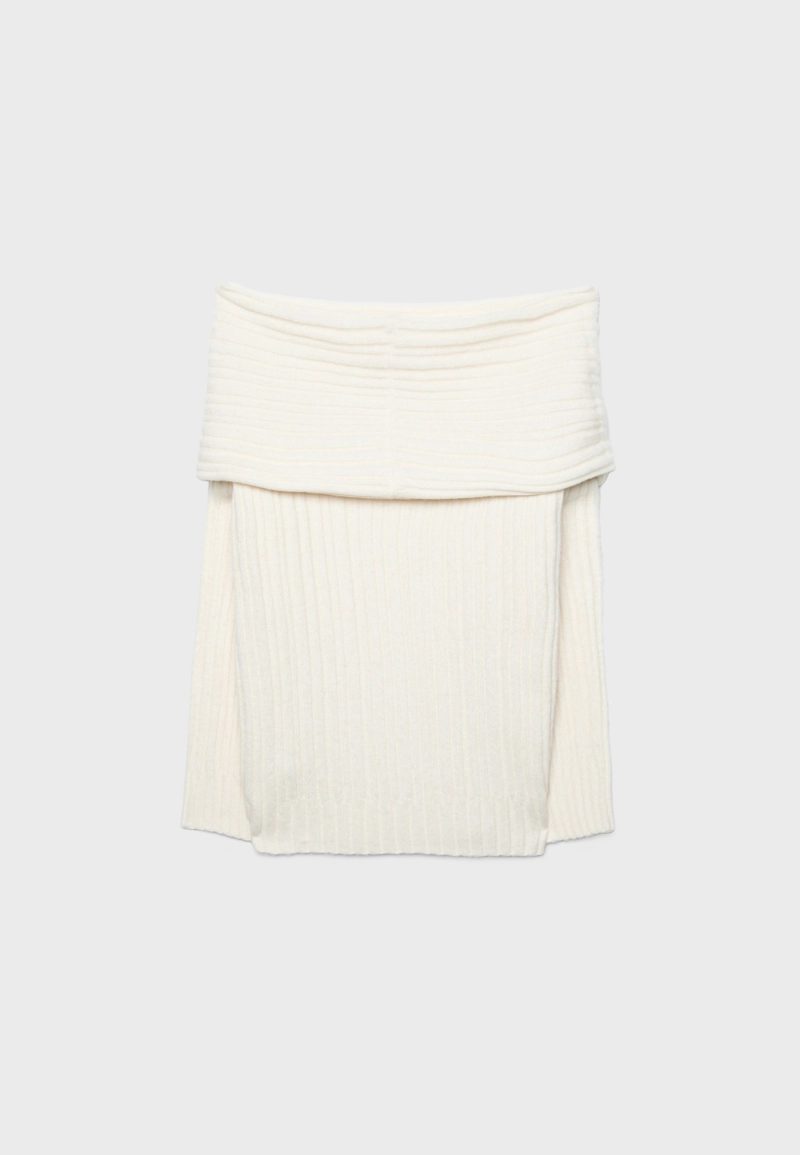 Асимметричный свитер в рубчик с открытыми плечами