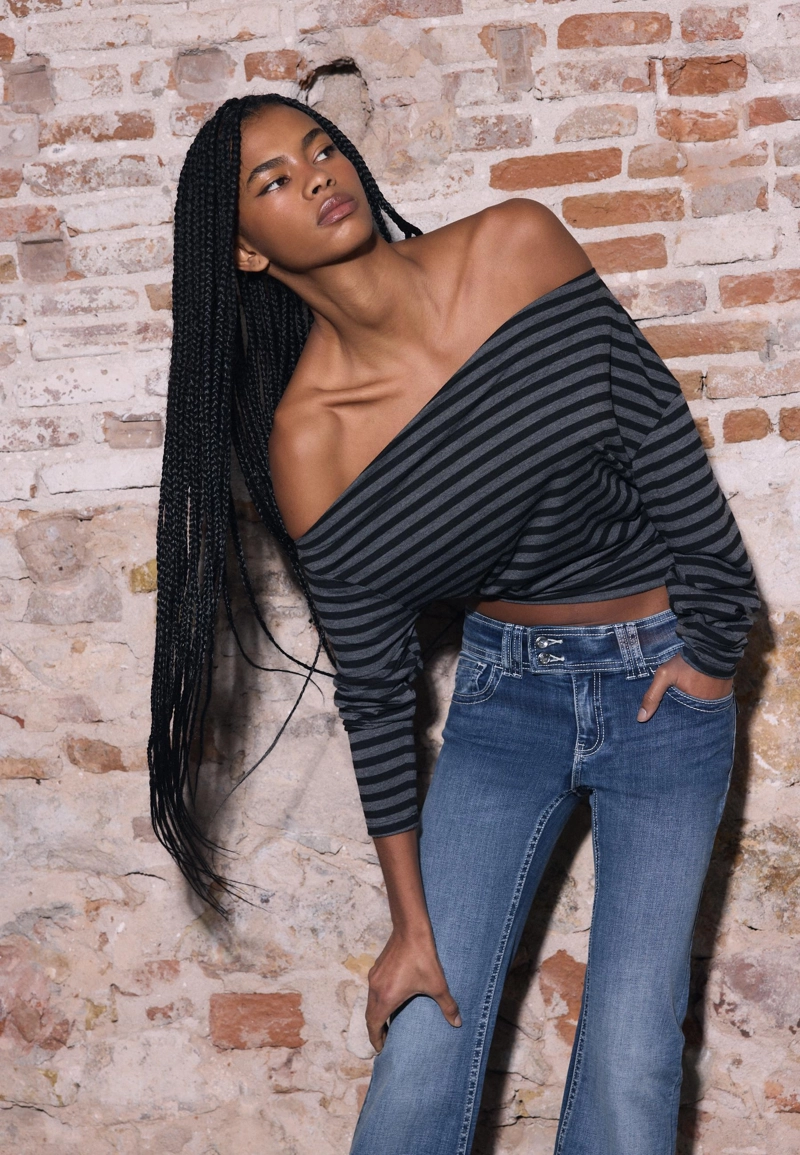 Джинсы клеш с вышивкой на карманах