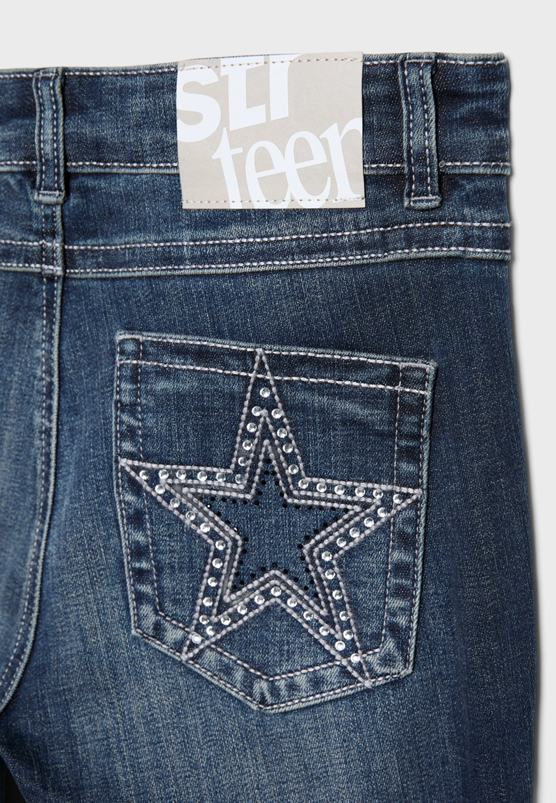 Джинсы клеш с вышивкой на карманах