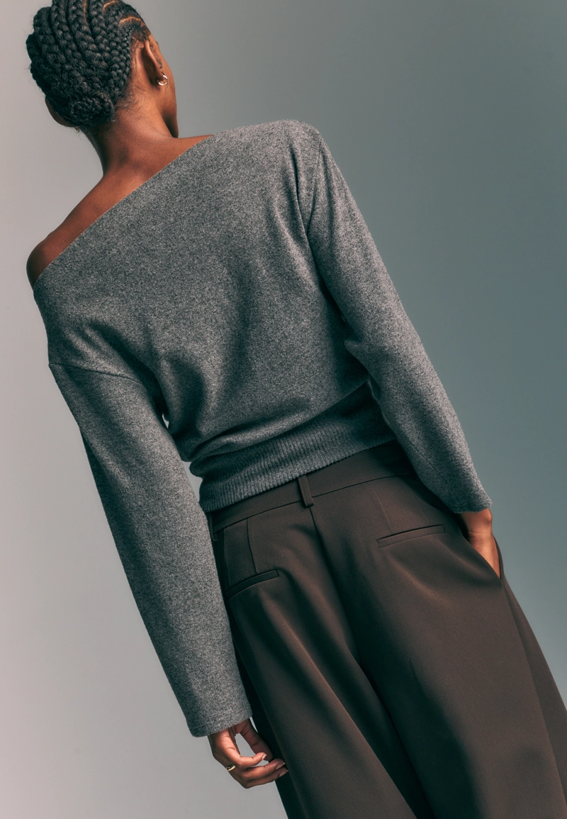 Трикотажная футболка с вырезом-лодочкой и поясом