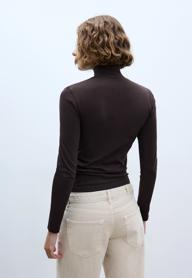 Базовая футболка с высоким воротником