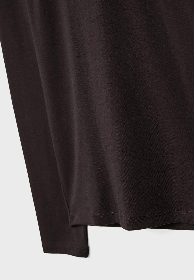 Базовая футболка с высоким воротником