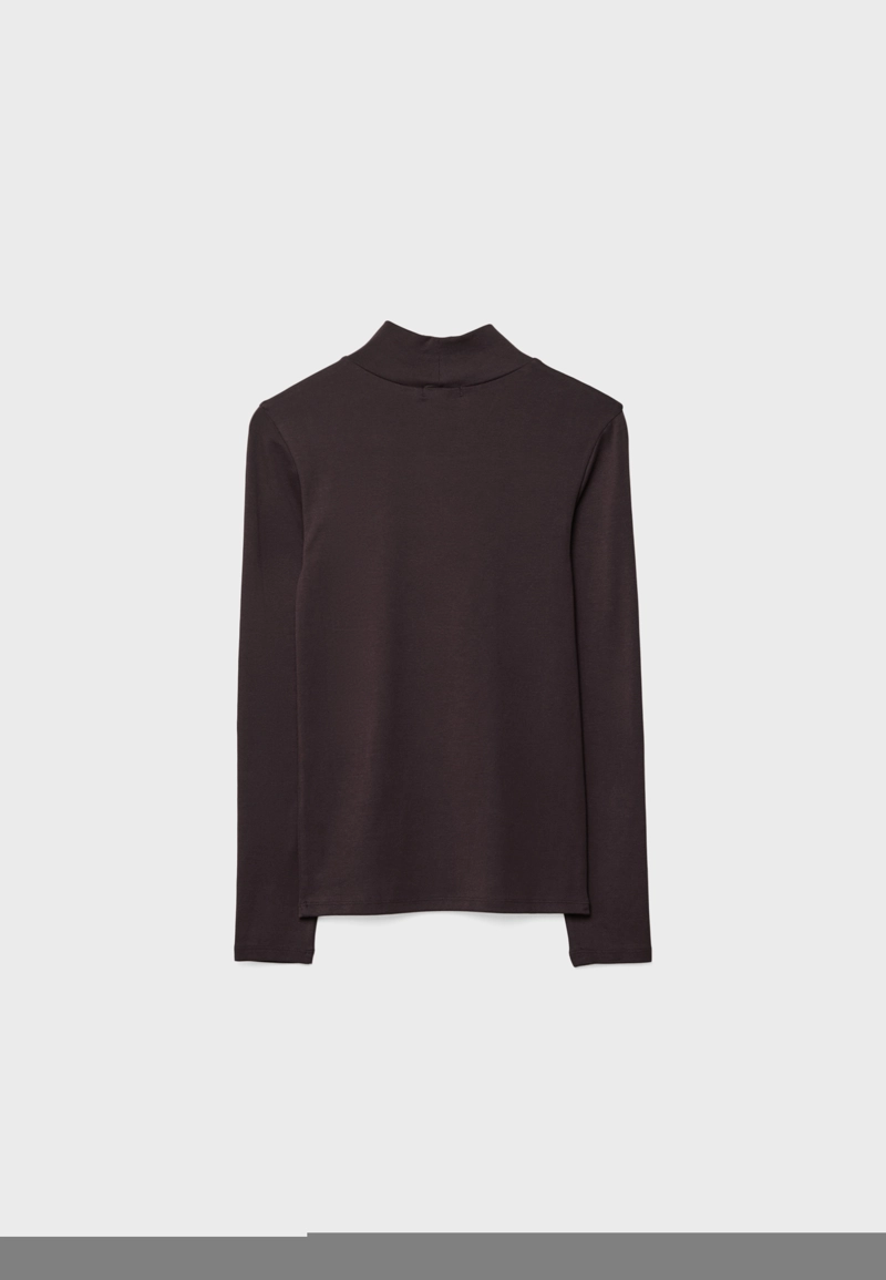 Базовая футболка с высоким воротником