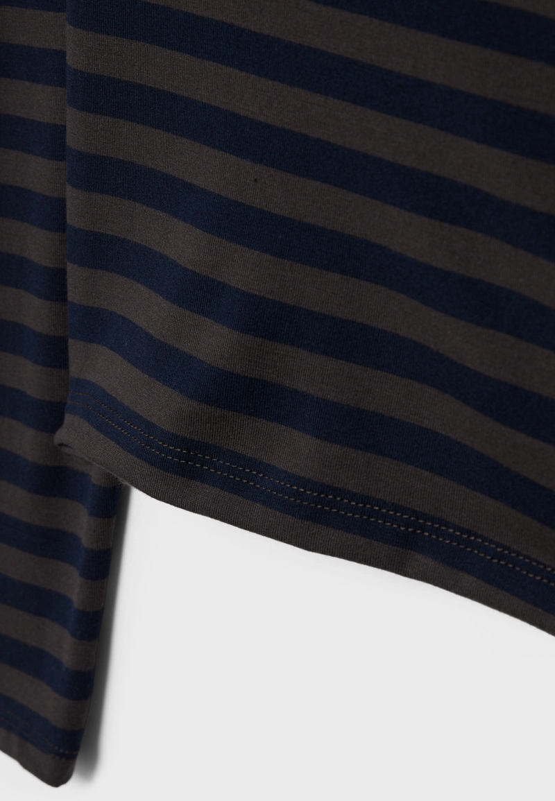 Асимметричная полосатая футболка