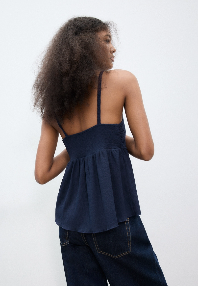 Топ с оборками, связанный крючком