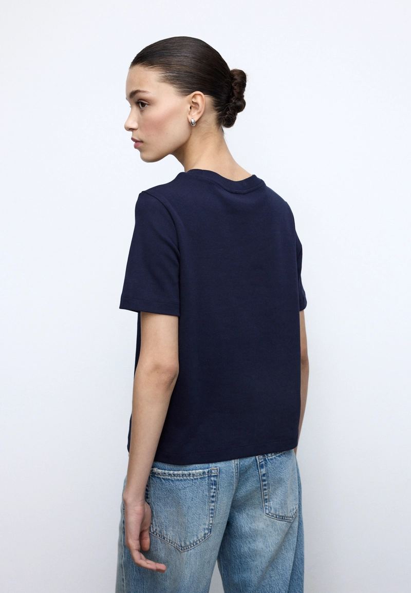 Базовая футболка классического кроя из плотного материала