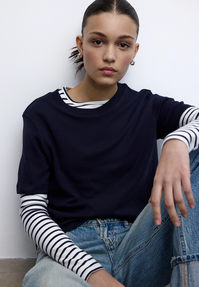 Базовая футболка классического кроя из плотного материала