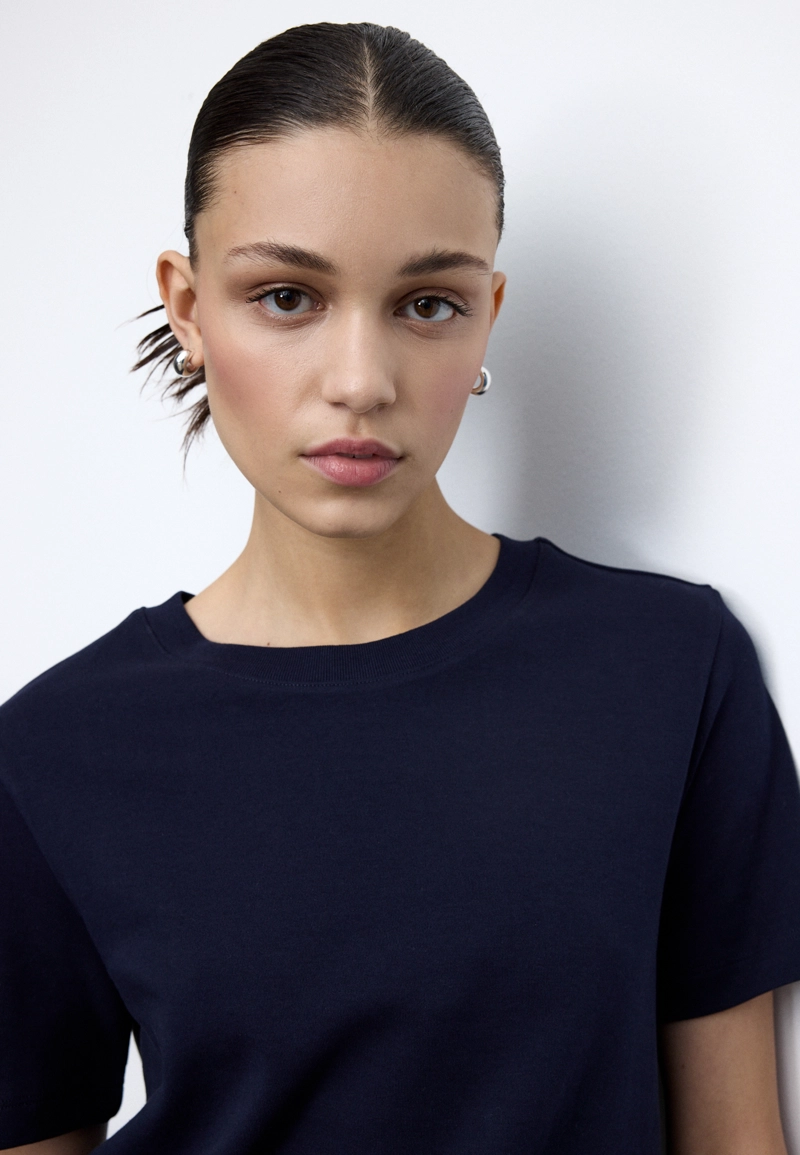 Базовая футболка классического кроя из плотного материала