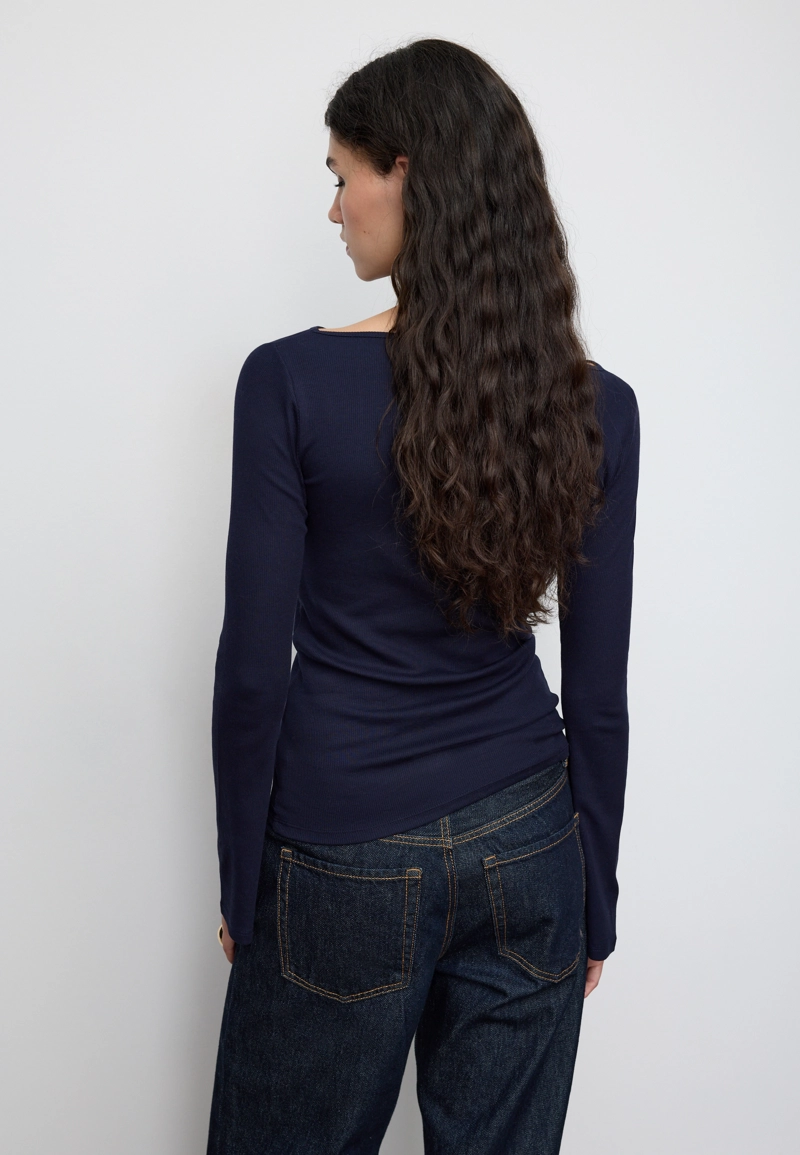 Базовая футболка с расклешенными рукавами