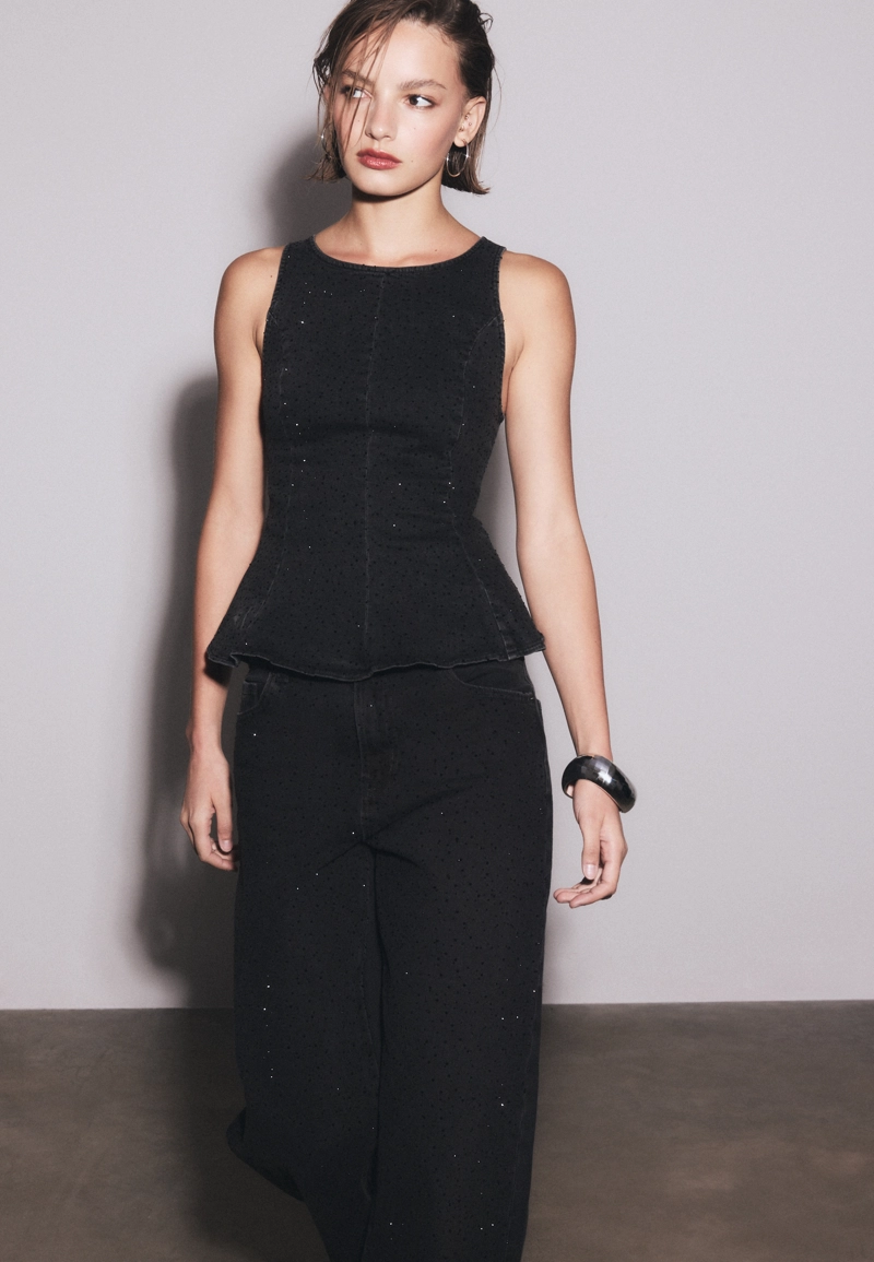 Джинсовый топ с баской и блестящей отделкой