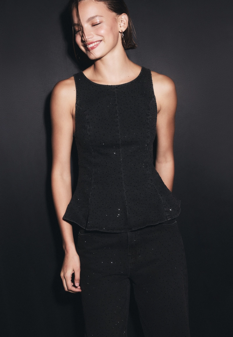 Джинсовый топ с баской и блестящей отделкой