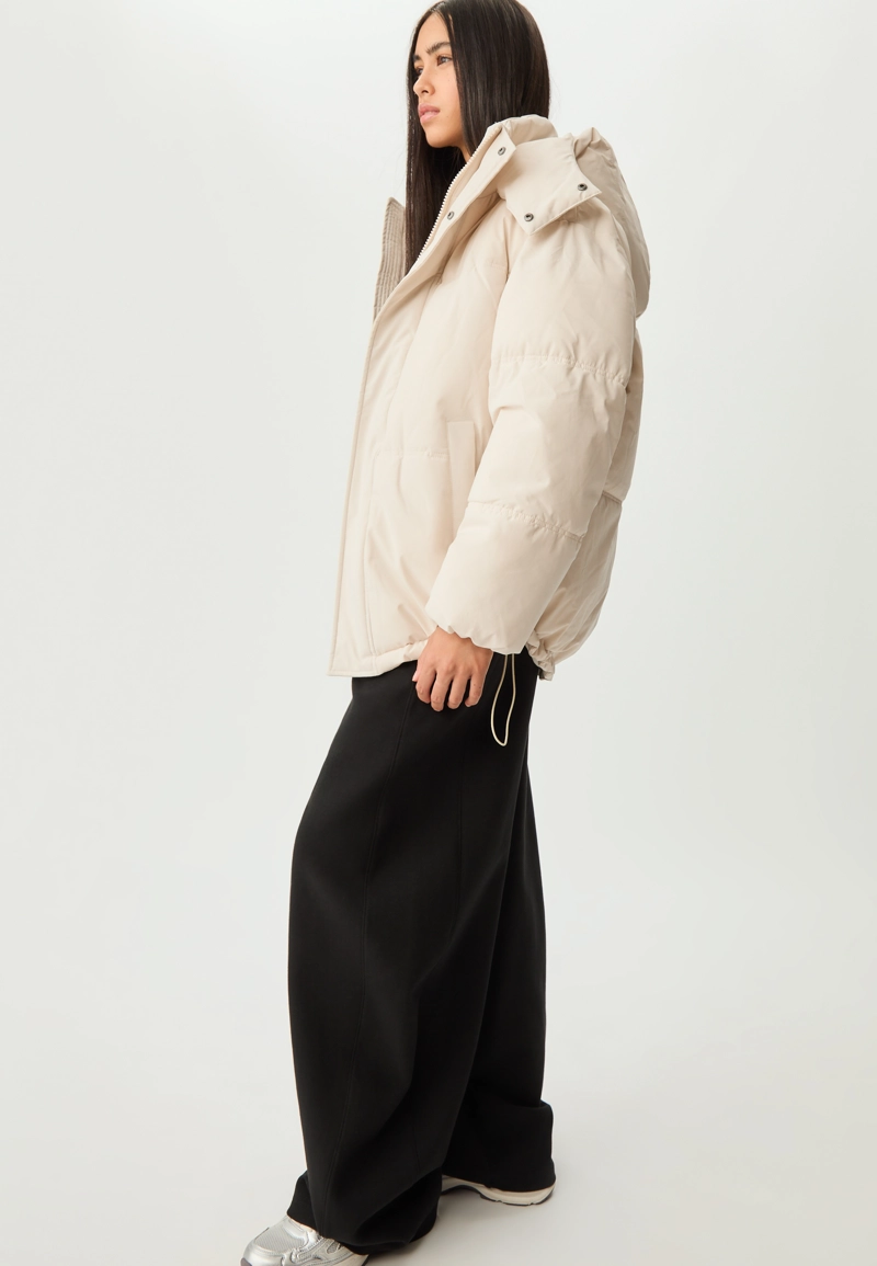 Объемная стеганая куртка с капюшоном