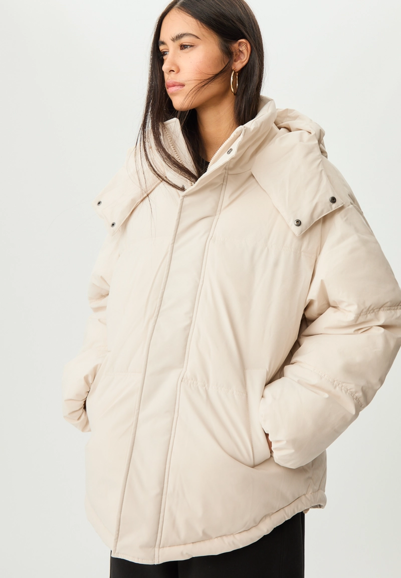 Объемная стеганая куртка с капюшоном