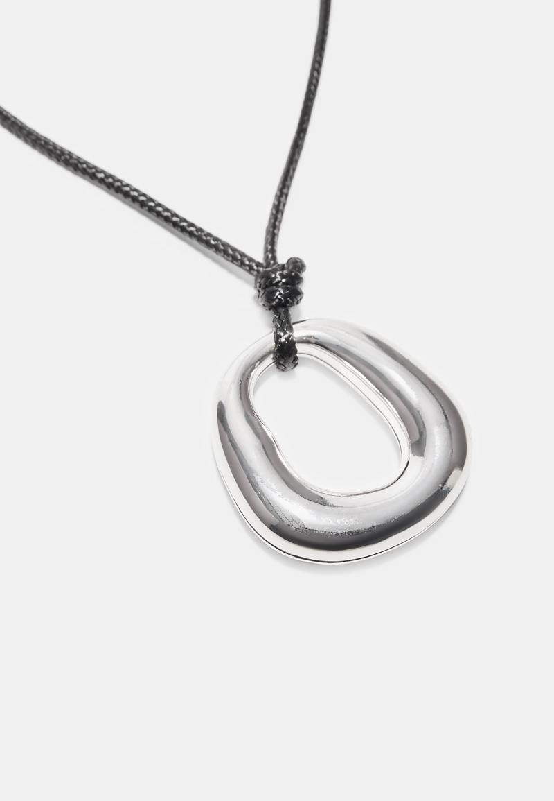 Ожерелье-шнурок с подвеской