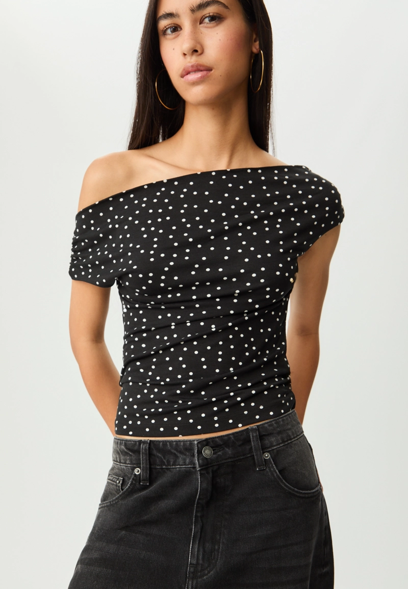 Асимметричная футболка в горошек